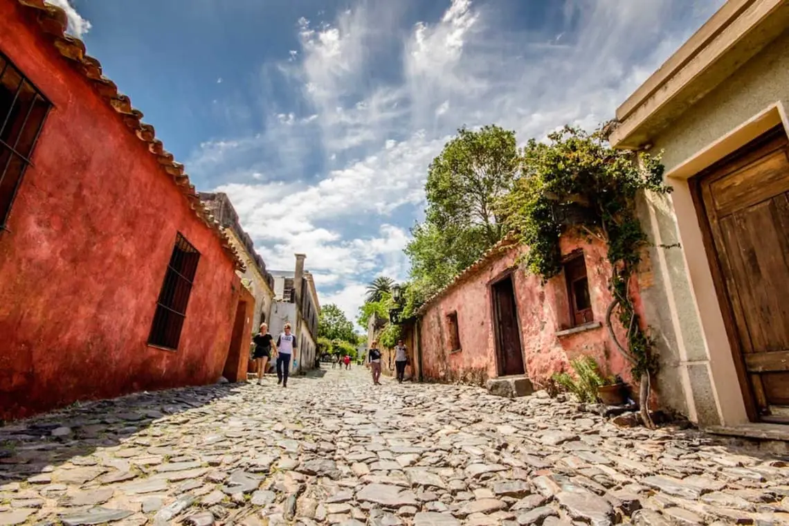Calles empedradas del barrio histórico de Colonia del Sacramento, junto al Río de la Plata.