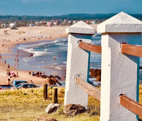 El pueblo de La Pedrera sobre las dunas, entre las playas del Barco y del Desplayado.