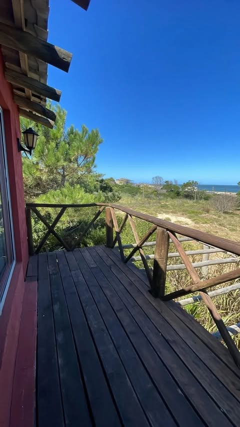 Alquimia VII – Casa de dos plantas con deck y vista al mar para 7 personas en Punta del Diablo · Pet friendly, foto 1 de 8